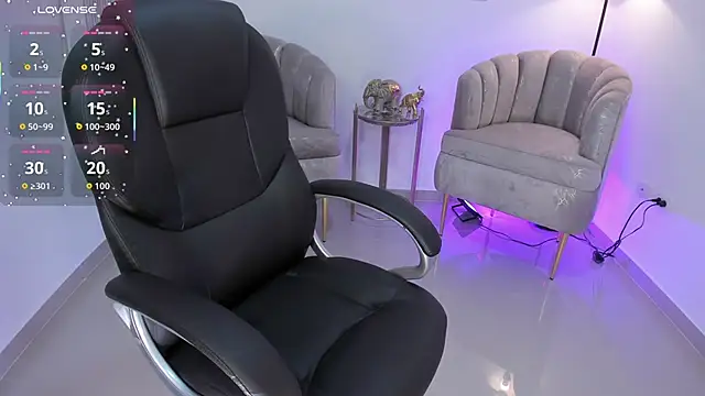 Snapshot of zharaa_fox chatting on 11.18.25 zharaa fox online show from 11.18.25