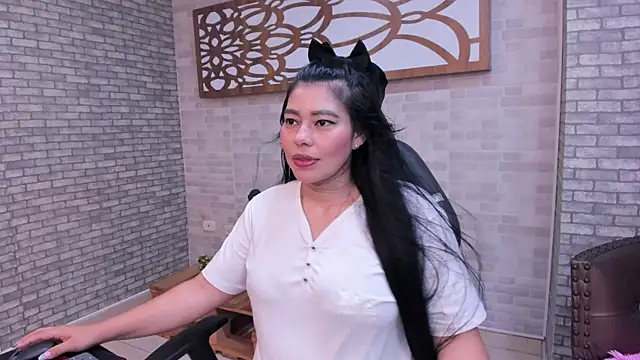 Snapshot of Alisonn_Doll chatting on 10.14.25 Alisonn Doll online show from 10.14.25