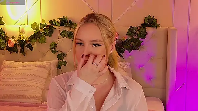 Snapshot of EllyLinn chatting on 02.24.26 EllyLinn online show from 02.24.26