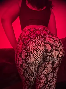 Snapshot of bellacagyal chatting on 11.11.25 bellacagyal online show from 11.11.25