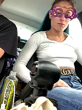 Snapshot of GoldenPussy1329 chatting on 10.15.25 GoldenPussy1329 online show from 10.15.25