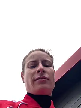 Snapshot of GoldenPussy1329 chatting on 10.16.25 GoldenPussy1329 online show from 10.16.25