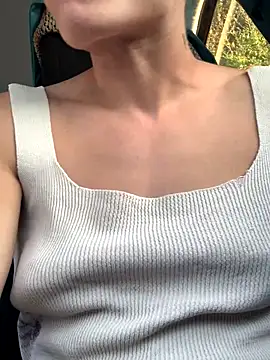 Snapshot of GoldenPussy1329 chatting on 10.17.25 GoldenPussy1329 online show from 10.17.25