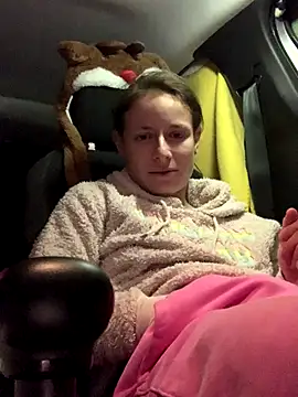 Snapshot of GoldenPussy1329 chatting on 11.19.25 GoldenPussy1329 online show from 11.19.25