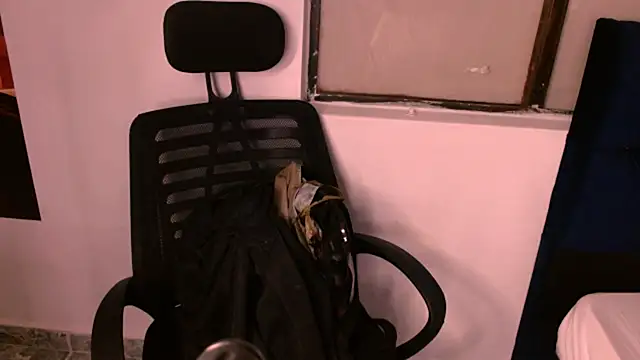 Snapshot of ChloePetite_0 chatting on 11.08.25 ChloePetite 0 online show from 11.08.25