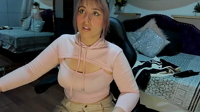 Snapshot of sophialyh_1 chatting on 11.05.25 sophialyh 1 online show from 11.05.25