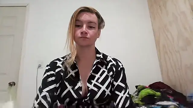 Snapshot of vagimosa chatting on 10.16.25 vagimosa online show from 10.16.25