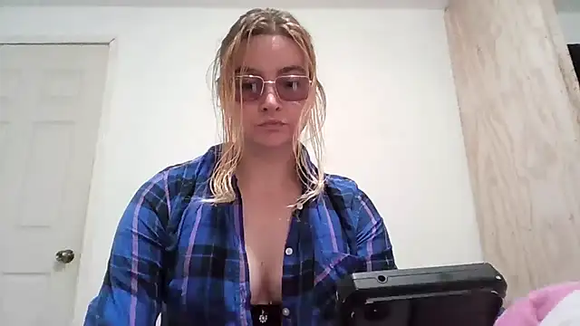 Snapshot of vagimosa chatting on 10.20.25 vagimosa online show from 10.20.25