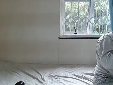 Snapshot of HornyBabe06 chatting on 10.13.25 HornyBabe06 online show from 10.13.25