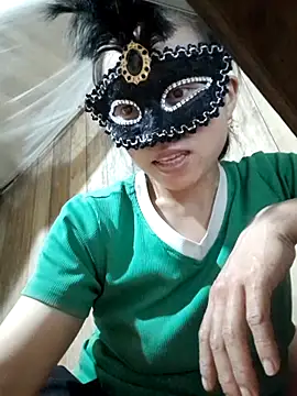 Snapshot of Tuyet_xx chatting on 10.05.25 Tuyet xx online show from 10.05.25