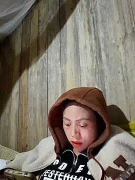 Snapshot of Tuyet_xx chatting on 10.28.25 Tuyet xx online show from 10.28.25