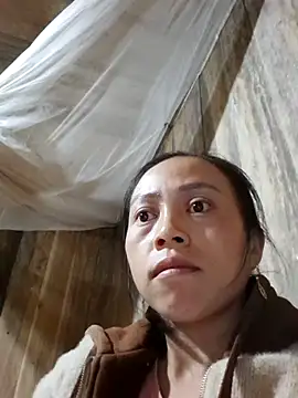 Snapshot of Tuyet_xx chatting on 10.29.25 Tuyet xx online show from 10.29.25