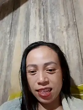 Snapshot of Tuyet_xx chatting on 10.30.25 Tuyet xx online show from 10.30.25