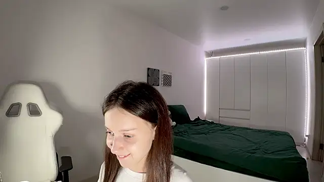 Snapshot of monnymoon chatting on 10.30.25 monnymoon online show from 10.30.25