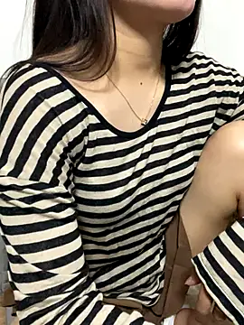 Snapshot of lee_ly chatting on 10.23.25 lee ly online show from 10.23.25