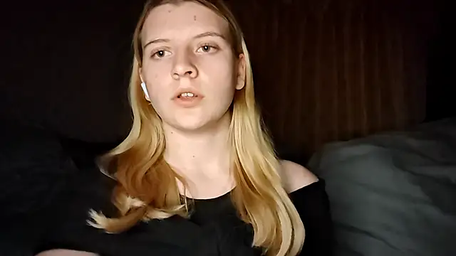 LynteriLain online show from 10.15.25