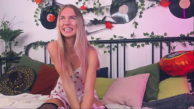 Snapshot of SerenaCrystall chatting on 10.29.25 SerenaCrystall online show from 10.29.25