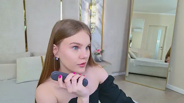 Snapshot of Lili_Lohan chatting on 05.18.26 Lili Lohan online show from 05.18.26