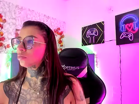 Snapshot of Hecate_Queen chatting on 11.06.25 Hecate Queen online show from 11.06.25