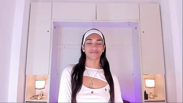 Snapshot of AnahiCollins chatting on 10.13.25 AnahiCollins online show from 10.13.25