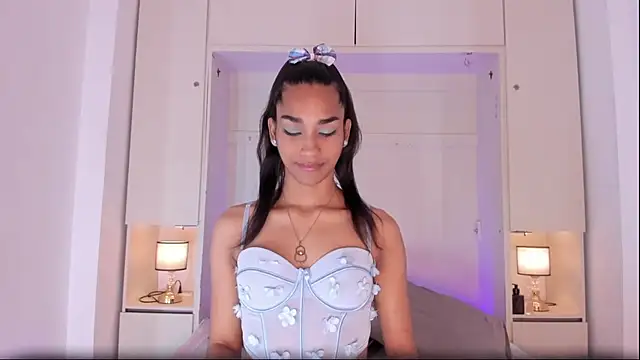 Snapshot of AnahiCollins chatting on 10.14.25 AnahiCollins online show from 10.14.25