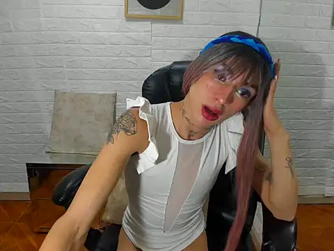 Snapshot of Mila_Leon chatting on 11.03.25 Mila Leon online show from 11.03.25