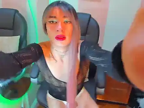 Snapshot of Mila_Leon chatting on 11.13.25 Mila Leon online show from 11.13.25