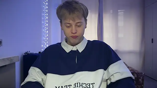 Snapshot of _bee_boy_ chatting on 10.08.25 bee boy online show from 10.08.25