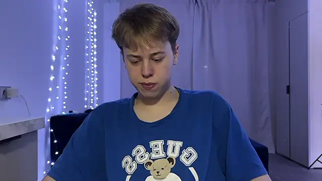 Snapshot of _bee_boy_ chatting on 10.10.25 bee boy online show from 10.10.25