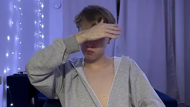 Snapshot of _bee_boy_ chatting on 10.12.25 bee boy online show from 10.12.25