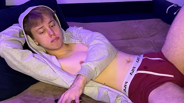 Snapshot of _bee_boy_ chatting on 10.28.25 bee boy online show from 10.28.25