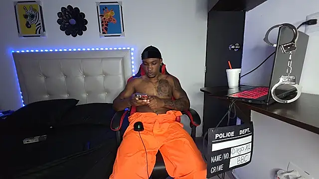 Snapshot of DiegoXL111 chatting on 10.04.25 DiegoXL111 online show from 10.04.25