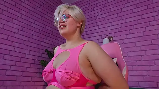 Snapshot of DominiqueSweetie chatting on 10.15.25 DominiqueSweetie online show from 10.15.25