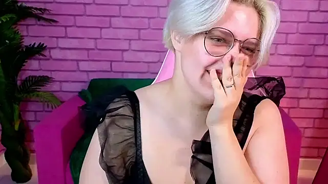 Snapshot of DominiqueSweetie chatting on 10.16.25 DominiqueSweetie online show from 10.16.25