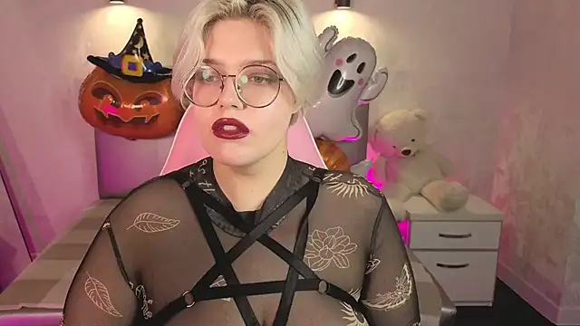 Snapshot of DominiqueSweetie chatting on 10.27.25 DominiqueSweetie online show from 10.27.25