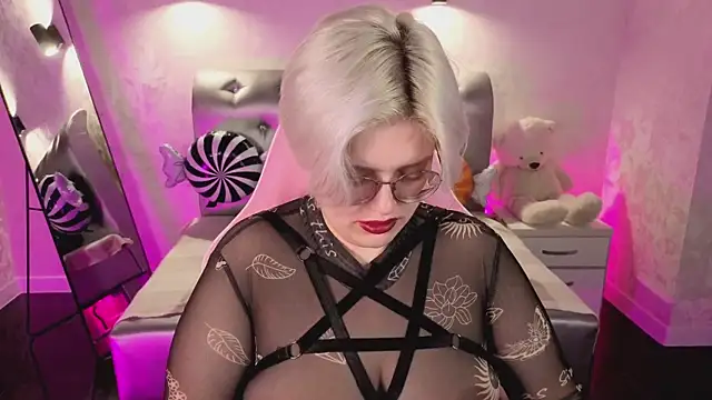 Snapshot of DominiqueSweetie chatting on 10.31.25 DominiqueSweetie online show from 10.31.25