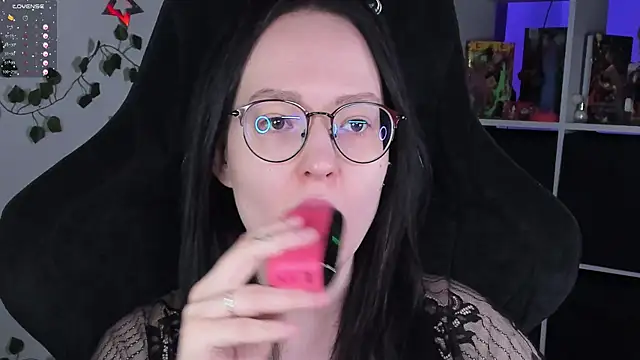 Snapshot of power_robynn chatting on 10.19.25 power robynn online show from 10.19.25