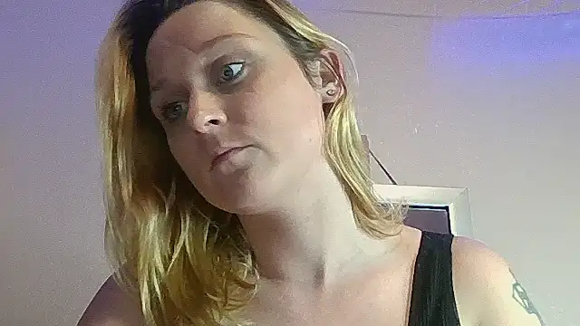 Queen2454 online show from 10.16.25