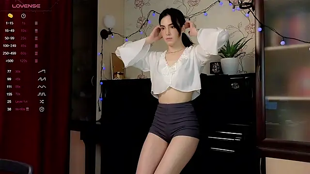 Snapshot of di_moon chatting on 10.12.25 di moon online show from 10.12.25