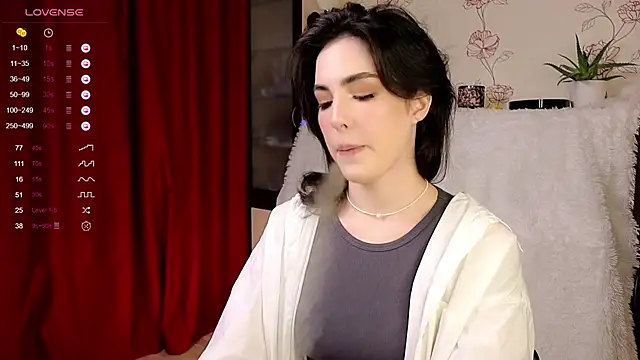 Snapshot of di_moon chatting on 10.29.25 di moon online show from 10.29.25