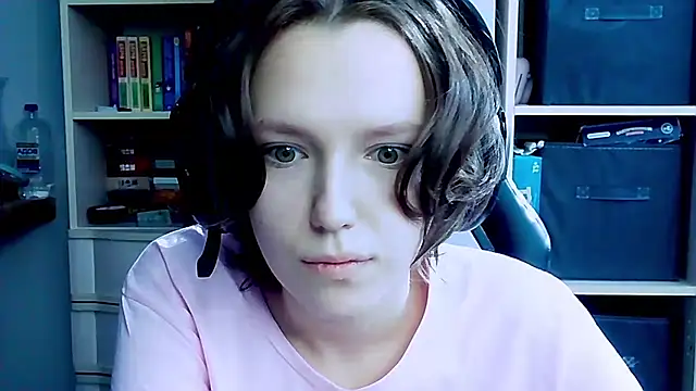 Snapshot of Diana-back chatting on 10.04.25 Diana-back online show from 10.04.25