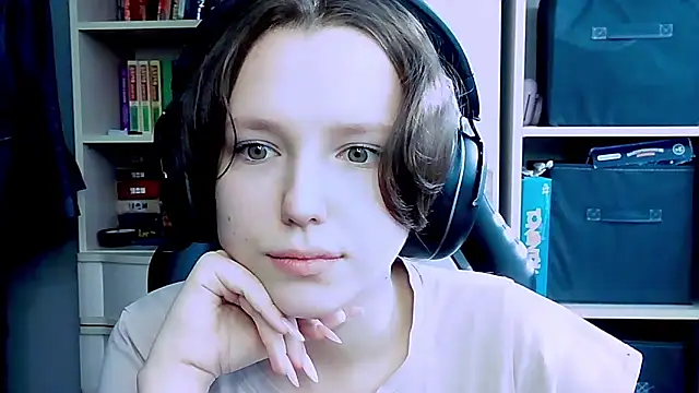 Snapshot of Diana-back chatting on 10.08.25 Diana-back online show from 10.08.25