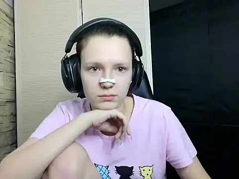 Snapshot of Diana-back chatting on 11.15.25 Diana-back online show from 11.15.25