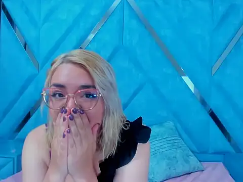 Snapshot of Eily_Blunts chatting on 10.04.25 Eily Blunts online show from 10.04.25