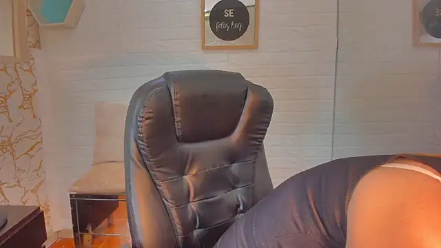 Snapshot of Eily_Blunts chatting on 10.22.25 Eily Blunts online show from 10.22.25