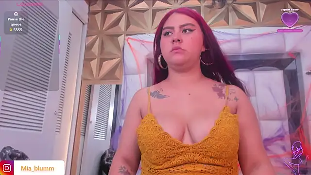Snapshot of Mia_blumm chatting on 11.02.25 Mia blumm online show from 11.02.25