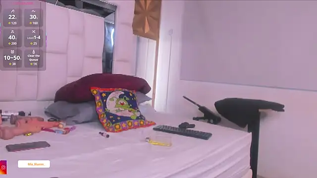 Snapshot of Mia_blumm chatting on 11.07.25 Mia blumm online show from 11.07.25