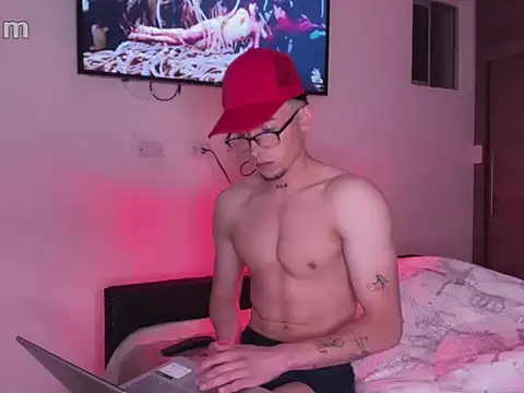 Snapshot of strongManLatino chatting on 10.06.25 strongManLatino online show from 10.06.25