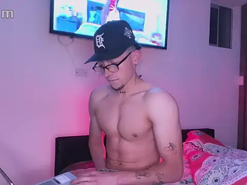 Snapshot of strongManLatino chatting on 10.10.25 strongManLatino online show from 10.10.25