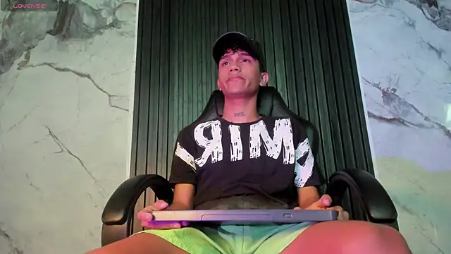 Snapshot of milo_crave chatting on 10.01.25 milo crave online show from 10.01.25